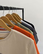 کراپ میکی خرس روی صندلی